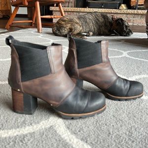 Sorel leather ankle boots, size 9 brown/ black color